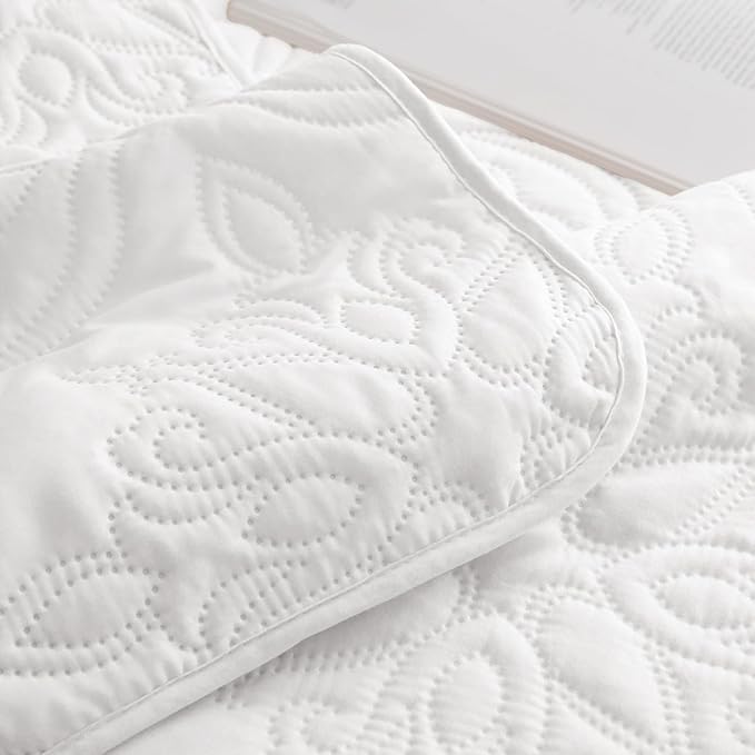 Whale Flotilla Soft California King Quilt Bedding Set for All Seasons, Vintage Damask Ultrasonic Quilts Set, Lightweight Reversible Bedspread, Coverlet, Bed Cover with 2 Pillow Shams, White