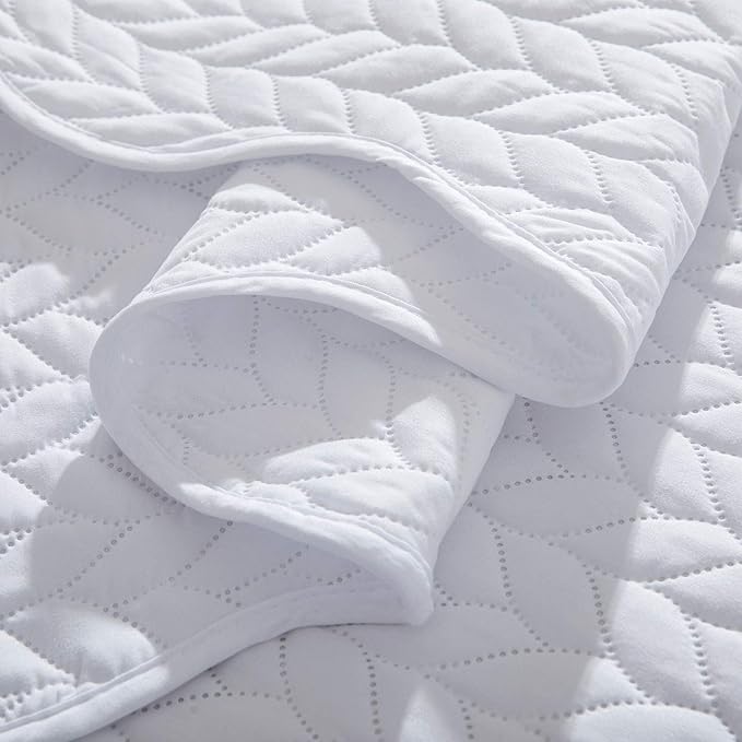 MOONLIGHT20015 White Quilt Set Queen Size (90" x 96") with 2 Pillow Shams (20" x 26"+2") for All Season - 3 Pcs Lightweight Bedding Set Reversible Coverlet Embossed Quilted Bedspread (White)