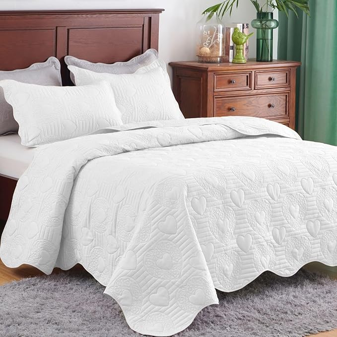Auemtyn Twin/Twin XL Size Quilt Set 2 Pieces, Soft Lightweight Summer Bedspread, Reversible Microfiber Bed Coverlet for All Seasons, White, Heart Pattern (1 Quilt, 1 Pillow Sham)