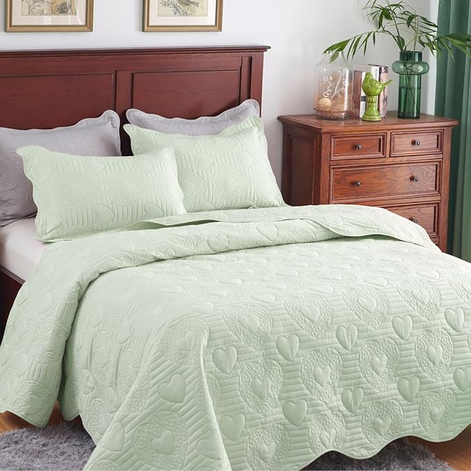 Auemtyn King Size Quilt Set 3 Pieces, Soft Lightweight Summer Bedspread, Reversible Microfiber Bed Coverlet for All Seasons, Light Green, Heart Pattern (1 Quilt, 2 Pillow Shams)