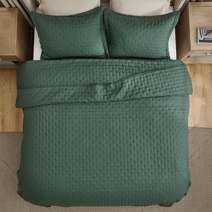 Bedsure Twin Quilt - Ultra Soft Twin XL Quilt Bedding for Dorm Decor, Lightweight All-Season Comforter, Dark Green Bedspread Coverlet with Clover Pattern, 68 x 86 Inches