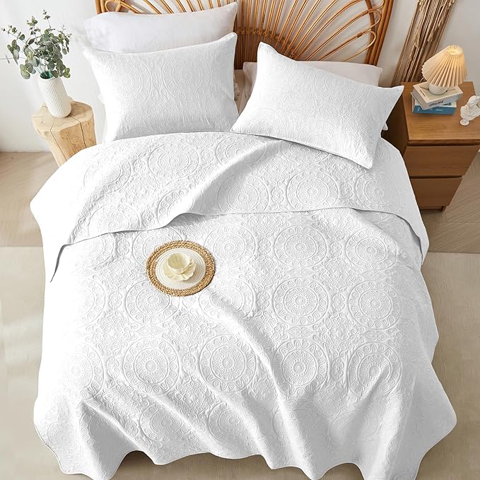WURUIBO White Quilt Set Twin Size, Embossing Microfiber Bedspreads with Pillow Sham, Ligthweight Breathable Thin Coverlet, Reversible Bedding Set for All Season (1 Quilt, 1 Pillow Sham)