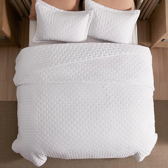 Bedsure California King Quilt - Bright White Bedspread California King Size & Lightweight Comforter, Modern Coverlet with Clover Pattern, Ultra Soft All-Season Bedding, 111x106 Inches