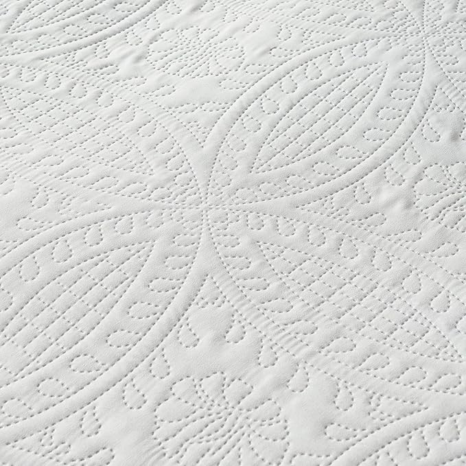 akkialla Queen Quilt Bedding Set,White Ultrasonic Full/Queen Quilt Set,Lightweight Soft Bedspread Coverlet,Modern Style Coin Pattern Bed Cover for All Seasons,3 Piece(1 Quilt,2 Pillow Shams)
