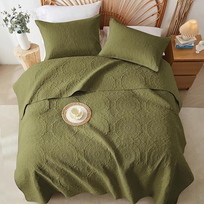 WURUIBO Olive Green Quilt Set Queen Size, Embossing Microfiber Full Bedspreads with Pillow Sham, Ligthweight Breathable Thin Coverlet, Reversible Bedding Set for All Season (1 Quilt, 2 Pillow Shams)