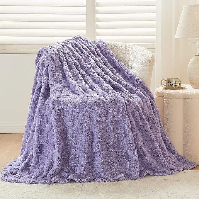 NEWCOSPLAY Super Soft King Blanket Lavender Premium Silky Flannel Fleece 3D Checkered Lightweight Bed Blanket All Season Use (Lavender Checkered, King(90"x110"))