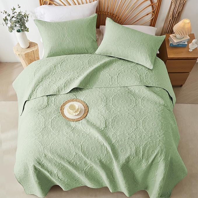 WURUIBO Sage Green Quilt Set King/Cal King Size, Embossing Microfiber Bedspreads with Pillow Sham, Ligthweight Breathable Thin Coverlet, Reversible Bedding Set for All Season (1 Quilt,2 Pillow Shams)