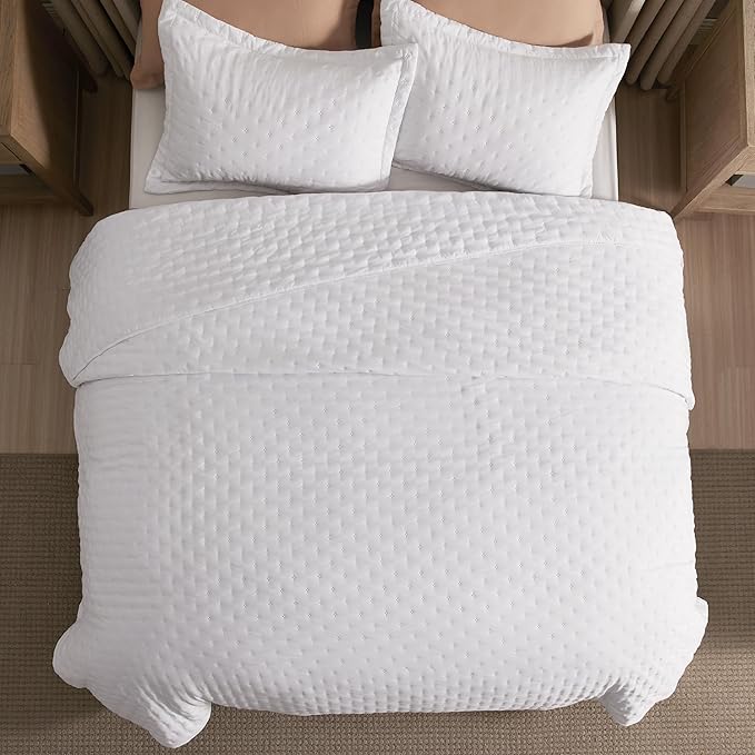 Bedsure King Quilt - Bright White Bedspread King Size & Lightweight Comforter, Modern Coverlet with Clover Pattern, Ultra Soft All-Season Bedding, 106 x 96 Inches