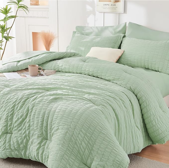 HYMOKEGE Light Green Duvet Cover Queen Size, Ultra Soft 3-Piece Seersucker Duvet Cover Set with Zipper Closure, Soft Brushed Microfiber Bedding Set with 8 Corner Ties (90"x90", 2 Pillowshams)