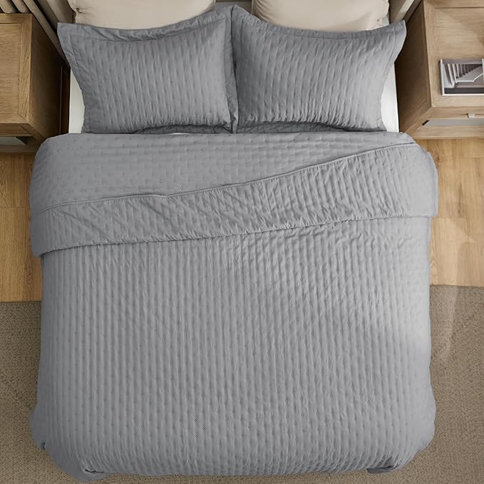 Bedsure Twin Quilt - Ultra Soft Twin XL Quilt Bedding for Dorm Decor, Lightweight All-Season Comforter, Grey Bedspread Coverlet with Clover Pattern, 68 x 86 Inches