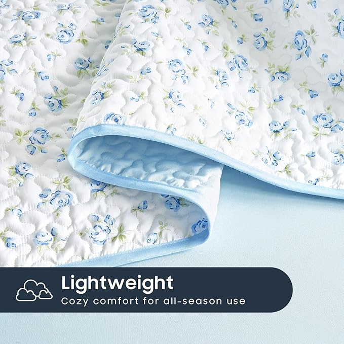 Wake In Cloud - Floral Quilt Set, Coquette Cottagecore Shabby Chic Flower Pattern for Women Teen Girls, Reversible Lightweight Bedspread Coverlet, 3 Pieces, White Blue, Twin/Twin XL Size
