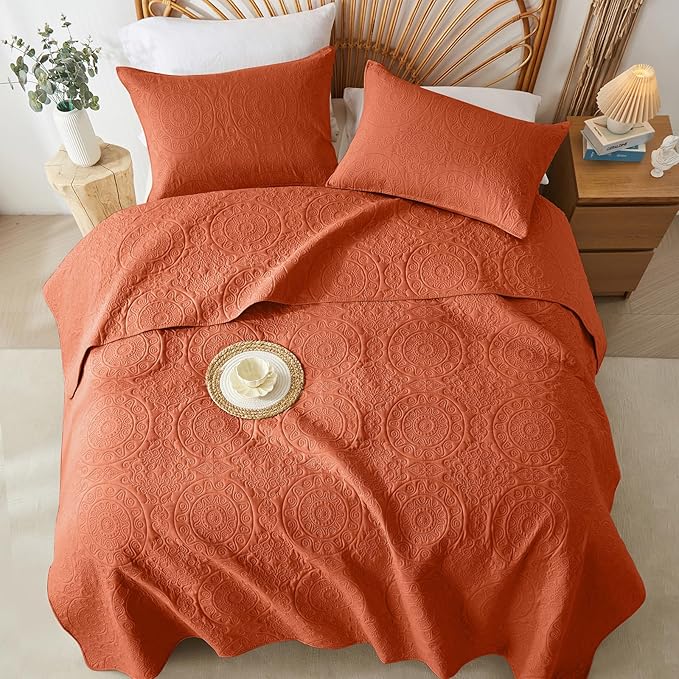 WURUIBO Burnt Orange Quilt Set Queen Size, Embossing Microfiber Full Bedspreads with Pillow Sham, Ligthweight Breathable Thin Coverlet, Reversible Bedding Set for All Season (1 Quilt, 2 Pillow Shams)