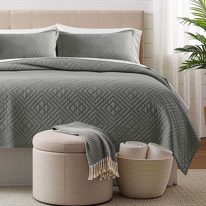 Hearth & Harbor Queen Quilt Set – All-Season Lightweight Bedspread & Coverlet with Pinsonic Weave - 7 Piece Queen Quilt Set with Pillow Shams, London Fog - Queen Diamond