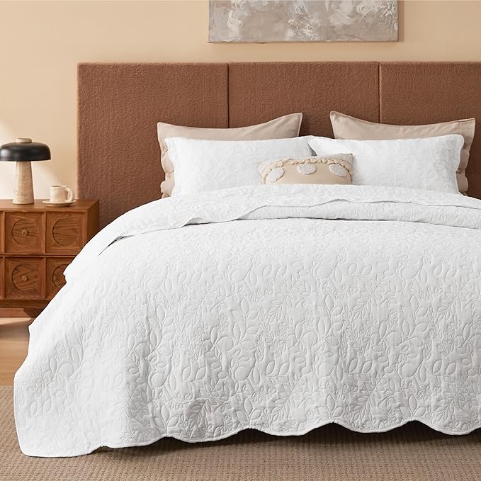 Bedsure Quilts Queen Size - Ultra Soft Pre-Washed Cloud-Like Bedding, All-Season Lightweight Comforter for Country Bedroom, Leaf Design Coverlet in Pure White, 90 x 96 Inches