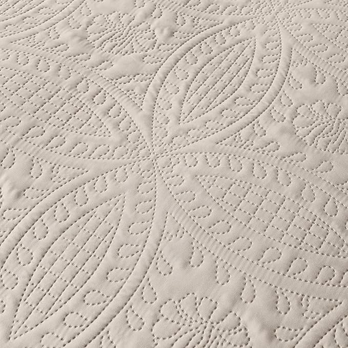 akkialla Taupe King/Cal King Quilt Set, Ultrasonic Lightweight Bedspread Coverlet for Modern Minimalist Bedroom, Soft Microfiber Coin Pattern Bedding, 3-Piece (1 Quilt, 2 Pillow Shams) | Breathable fabric