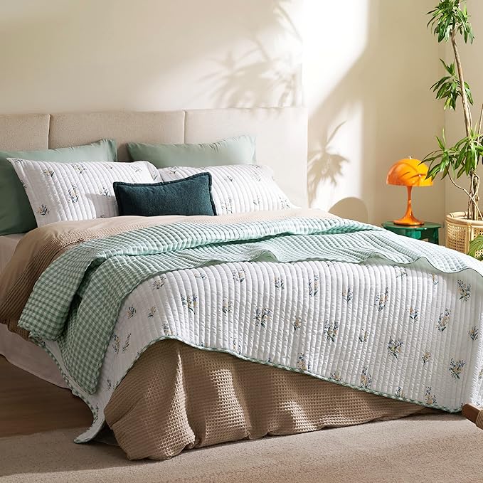 Bedsure Floral Quilt King Size - Reversible Botanical Floral Comforter, Spring Lightweight Bedspread Quilted Bedding, Soft Microfiber Coverlet for All Seasons (106"x96")