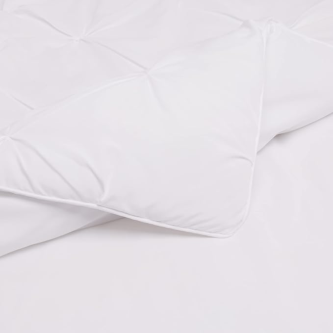 Amazon Basics King Size Soft, Lightweight Comforter Sets, All-Season Down-Alternative 3-Piece Bedding Set, Pinch Pleat Design, Bright White