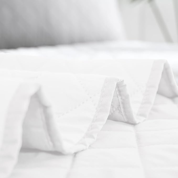 Easy-Going Queen Plus Size Reversible Quilt Set with 1 Quilt and 2 Pillow Shams, Soft Bed Quilt Cover, Water Resistant Lightweight Microfiber Bedspread, Stain Resistant, White/White