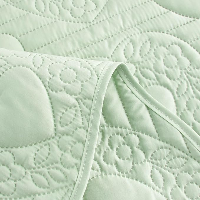 Auemtyn Twin/Twin XL Size Quilt Set 2 Pieces, Soft Lightweight Summer Bedspread, Reversible Microfiber Bed Coverlet for All Seasons, Light Green, Heart Pattern (1 Quilt, 1 Pillow Sham)