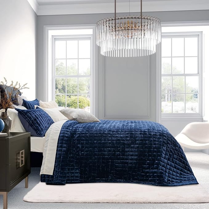 RECYCO Luxury Velvet Quilt Set, California King 118'' x 106'' Oversized Bedspread, Ultra Soft Velvet Comforter, Lightweight Box Stitch Bedding Sets for All Season, with 2 Shams, Navy Blue