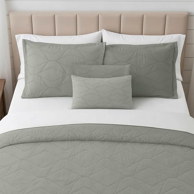 Hearth & Harbor Queen Quilt Set – All-Season Lightweight Bedspread & Coverlet with Pinsonic Weave - 7 Piece Queen Quilt Set with Pillow Shams, London Fog - Queen Ellipse