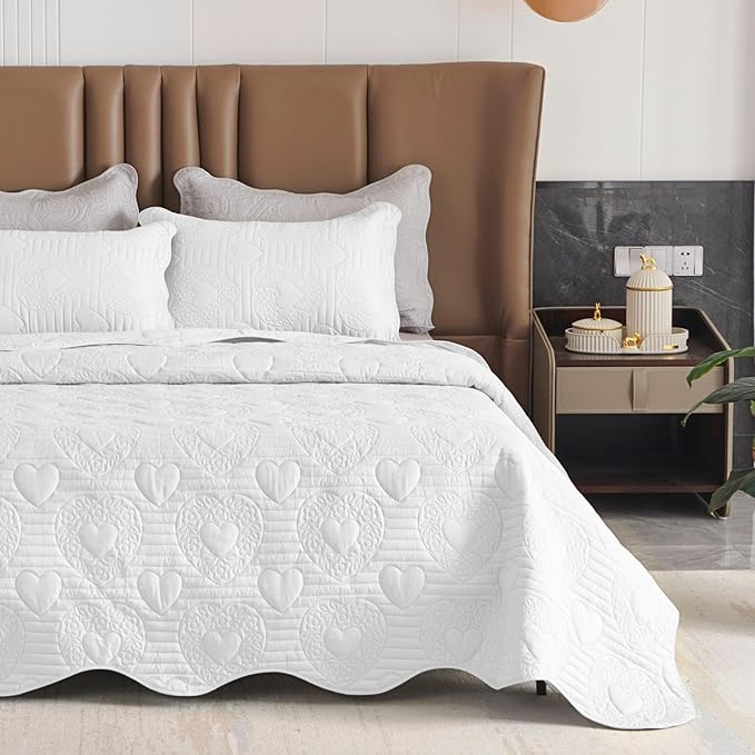 Auemtyn Twin/Twin XL Size Quilt Set 2 Pieces, Soft Lightweight Summer Bedspread, Reversible Microfiber Bed Coverlet for All Seasons, White, Heart Pattern (1 Quilt, 1 Pillow Sham)