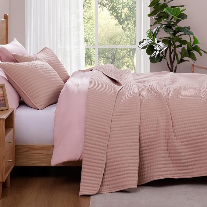WRENSONGE King Size Quilt-3 Pieces Lightweight Bedspreads Rust Pink King Quilt Bedding Set for All Seasons, Soft Summer Coverlet with 2 Pillow Shams Suitable for Bed, Couch, Quilt Blanket