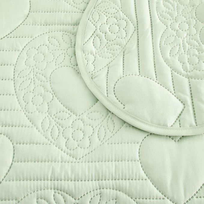 Auemtyn Twin/Twin XL Size Quilt Set 2 Pieces, Soft Lightweight Summer Bedspread, Reversible Microfiber Bed Coverlet for All Seasons, Light Green, Heart Pattern (1 Quilt, 1 Pillow Sham)