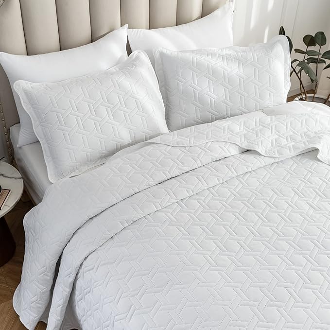 Auemtyn King Size Quilt Set 3 Pieces, Soft Lightweight Summer Bedspread, Reversible Microfiber Bed Coverlet for All Seasons, White, Geometric Pattern (1 Quilt, 2 Pillow Shams)