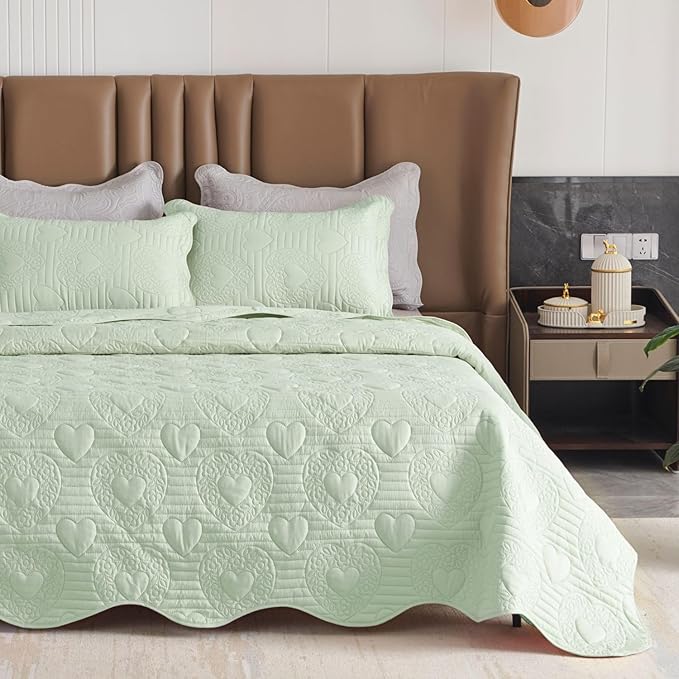 Auemtyn Full/Queen Size Quilt Set 3 Pieces, Soft Lightweight Summer Bedspread, Reversible Microfiber Bed Coverlet for All Seasons, Light Green, Heart Pattern (1 Quilt, 2 Pillow Shams)