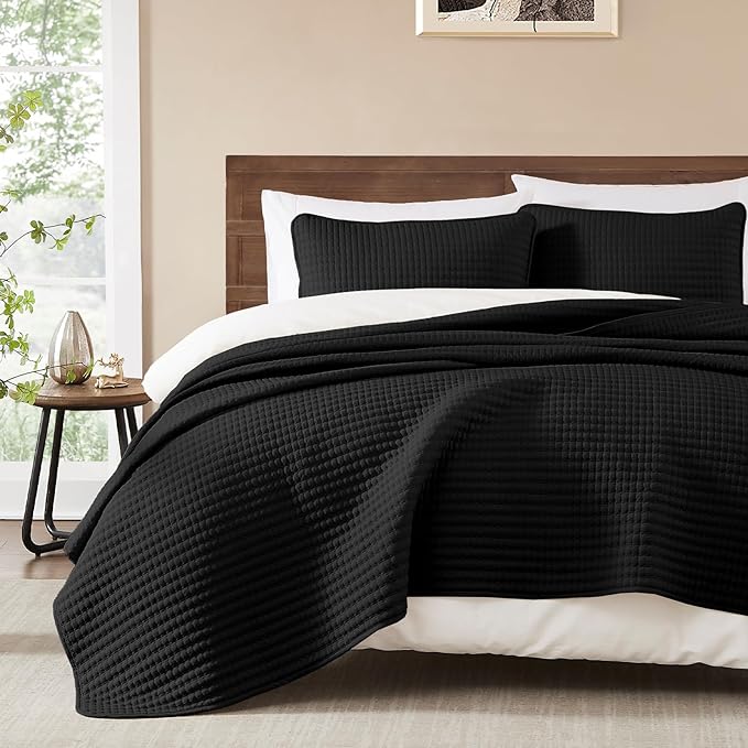WRENSONGE King Size Quilt-3 Pieces Lightweight Black Bedspreads King Quilt Bedding Set for All Seasons, Soft Summer Coverlet with 2 Pillow Shams Suitable for Bed, Couch, Quilt Blanket