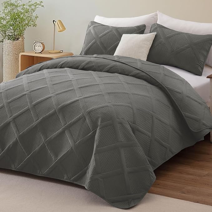 Exclusivo Mezcla Oversized King Quilt Set- Grey Cal King Quilts Bedding Set with 2 Pillow Shams, Modern Bedspread with Striped Pattern, Soft Lightweight Bedspreads Coverlets for All Seasons