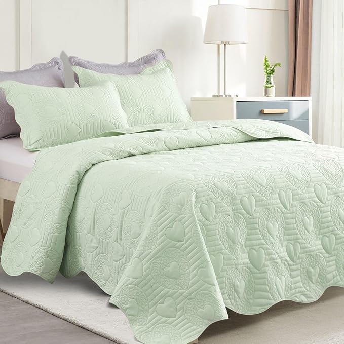 Auemtyn King Size Quilt Set 3 Pieces, Soft Lightweight Summer Bedspread, Reversible Microfiber Bed Coverlet for All Seasons, Light Green, Heart Pattern (1 Quilt, 2 Pillow Shams)