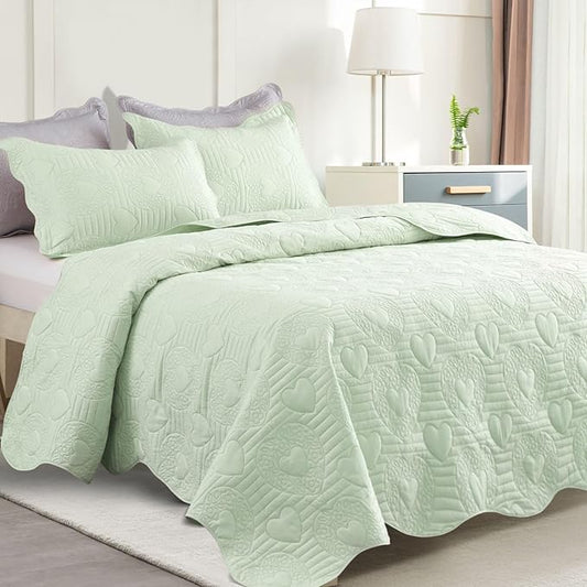 Auemtyn King Size Quilt Set 3 Pieces, Soft Lightweight Summer Bedspread, Reversible Microfiber Bed Coverlet for All Seasons, Light Green, Heart Pattern (1 Quilt, 2 Pillow Shams)