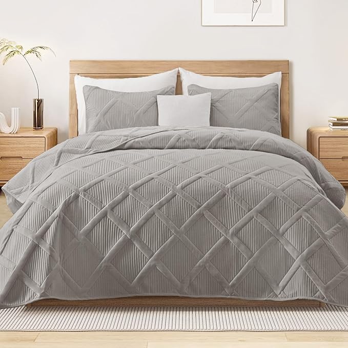 Exclusivo Mezcla King Quilt Set- Light Grey Quilts Bedding Set with 2 Pillow Shams, Modern King Bedspread with Striped Pattern, Soft Lightweight Bedspreads Coverlets for All Seasons