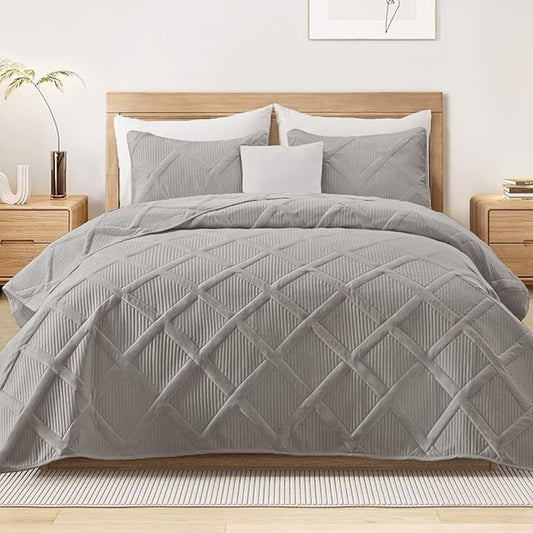Exclusivo Mezcla Quilts Queen Size - Light Grey Quilt Set Bedspread with 2 Pillow Shams, Modern Bedding Set with Striped Pattern, Soft Lightweight Bedspreads Queen Size for All Seasons