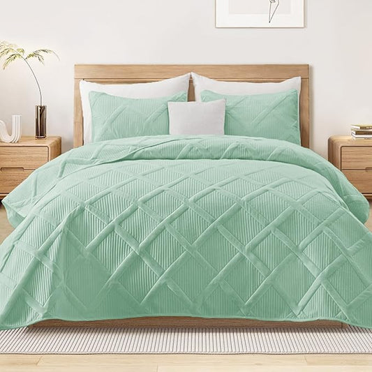 Exclusivo Mezcla Twin Size Quilt Set - Light Green Quilts Bedding Set with 2 Pillow Shams, Modern Bedspread with Striped Pattern, Soft Lightweight Bedspreads Coverlets for All Seasons