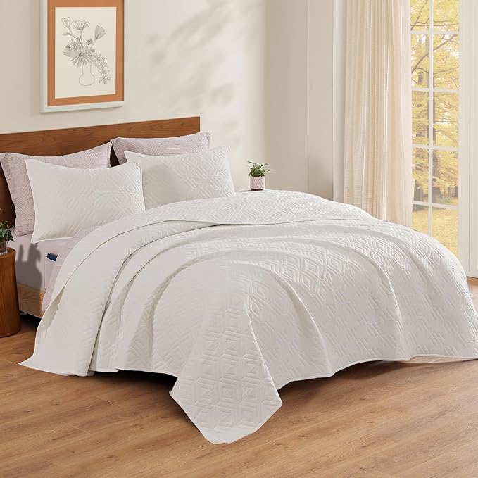 WRENSONGE King Size Quilt-3 Pieces Geometric White Bedspreads King Quilt Bedding Set for All Seasons, Soft Summer Coverlet with 2 Pillow Shams Suitable for Bed, Couch, Quilted Blanket