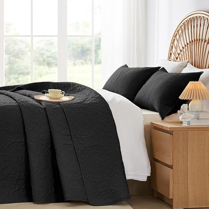 WURUIBO Black Quilt Set King/Cal King Size, Embossing Microfiber Bedspreads with Pillow Sham, Ligthweight Breathable Thin Coverlet, Reversible Bedding Set for All Season (1 Quilt, 2 Pillow Shams)