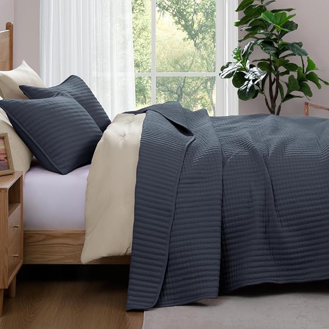 WRENSONGE King Size Quilt-3 Pieces Lightweight Blue Grey Bedspreads King Quilt Bedding Set for All Seasons, Soft Summer Coverlet with 2 Pillow Shams Suitable for Bed, Couch, Quilt Blanket