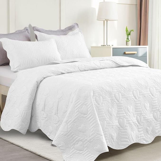 Auemtyn Twin/Twin XL Size Quilt Set 2 Pieces, Soft Lightweight Summer Bedspread, Reversible Microfiber Bed Coverlet for All Seasons, White, Heart Pattern (1 Quilt, 1 Pillow Sham)