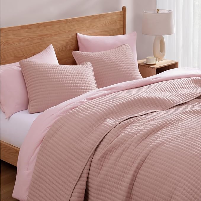 WRENSONGE King Size Quilt-3 Pieces Lightweight Bedspreads Rust Pink King Quilt Bedding Set for All Seasons, Soft Summer Coverlet with 2 Pillow Shams Suitable for Bed, Couch, Quilt Blanket