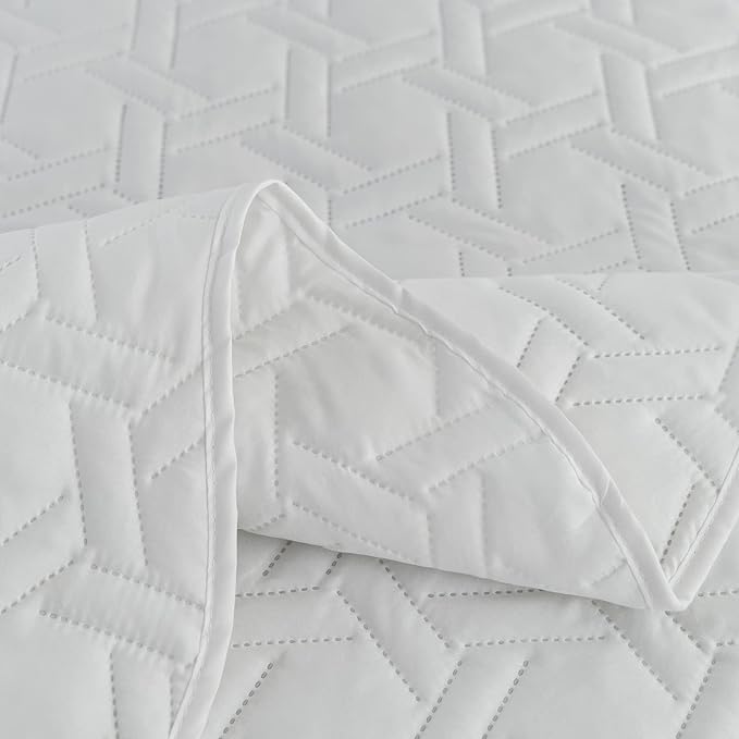 Auemtyn King Size Quilt Set 3 Pieces, Soft Lightweight Summer Bedspread, Reversible Microfiber Bed Coverlet for All Seasons, White, Geometric Pattern (1 Quilt, 2 Pillow Shams)