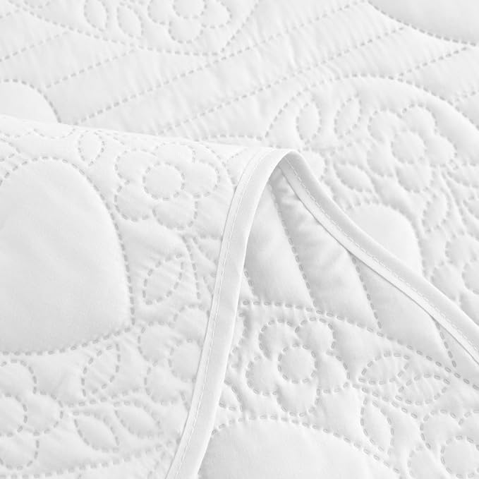 Auemtyn Twin/Twin XL Size Quilt Set 2 Pieces, Soft Lightweight Summer Bedspread, Reversible Microfiber Bed Coverlet for All Seasons, White, Heart Pattern (1 Quilt, 1 Pillow Sham)
