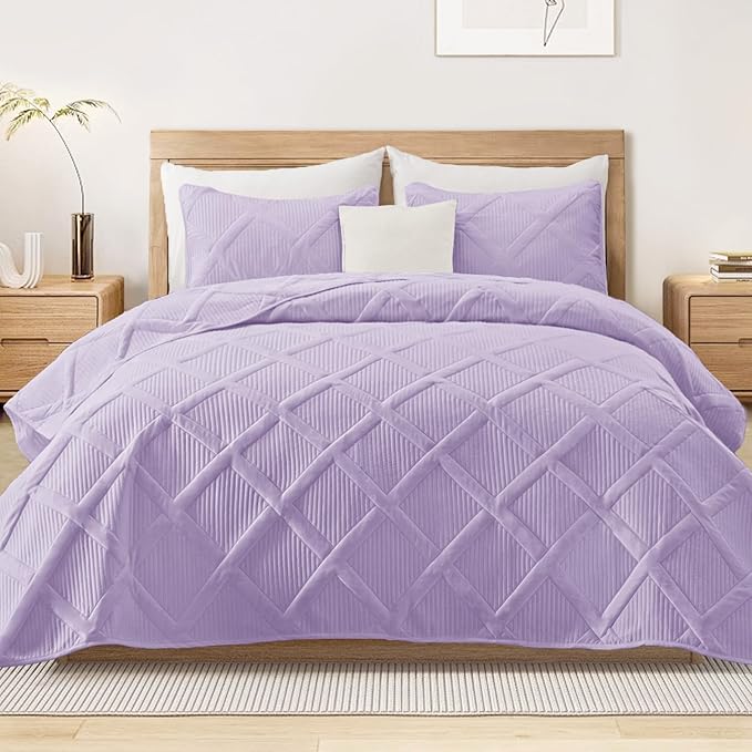 Exclusivo Mezcla Oversized King Quilt Set- Lilac Cal King Quilts Bedding Set with 2 Pillow Shams, Modern Bedspread with Striped Pattern, Soft Lightweight Bedspreads Coverlets for All Seasons