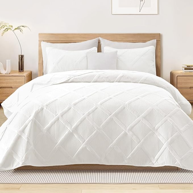 Exclusivo Mezcla Oversized King Quilt Set- White Cal King Quilts Bedding Set with 2 Pillow Shams, Modern Bedspread with Striped Pattern, Soft Lightweight Bedspreads Coverlets for All Seasons