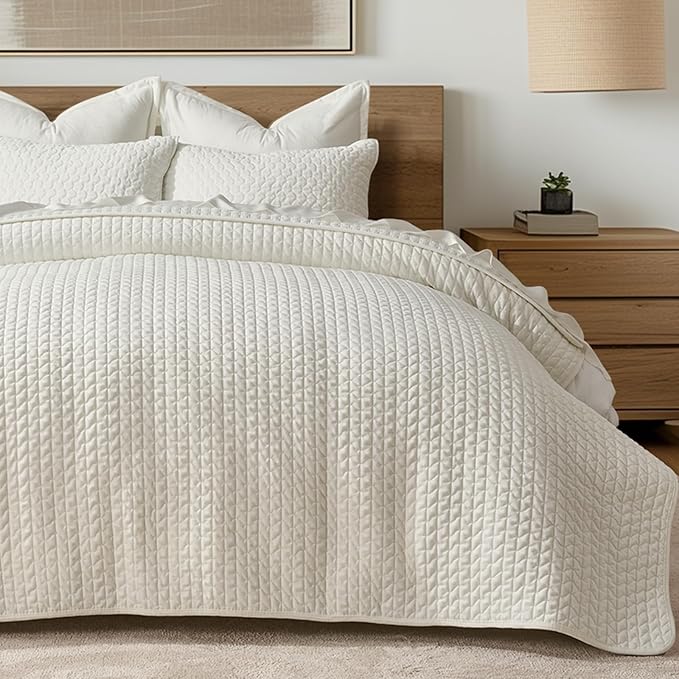 EVERGRACE Luxury Velvet Quilt Set Queen Size 3 Piece, Soft Cross-Stitch Velvet Comforter Set with Pillow Shams, Lightweight Coverlet Bedspread Bedding Set for All Seasons, Cream White