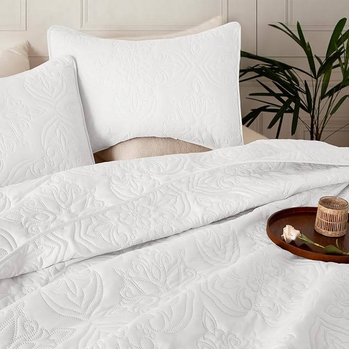 Whale Flotilla Soft Queen Quilt Bedding Set for All Seasons, Vintage Damask Ultrasonic Full Size Quilts Set, Lightweight Reversible Bedspread, Coverlet, Bed Cover with 2 Pillow Shams, White