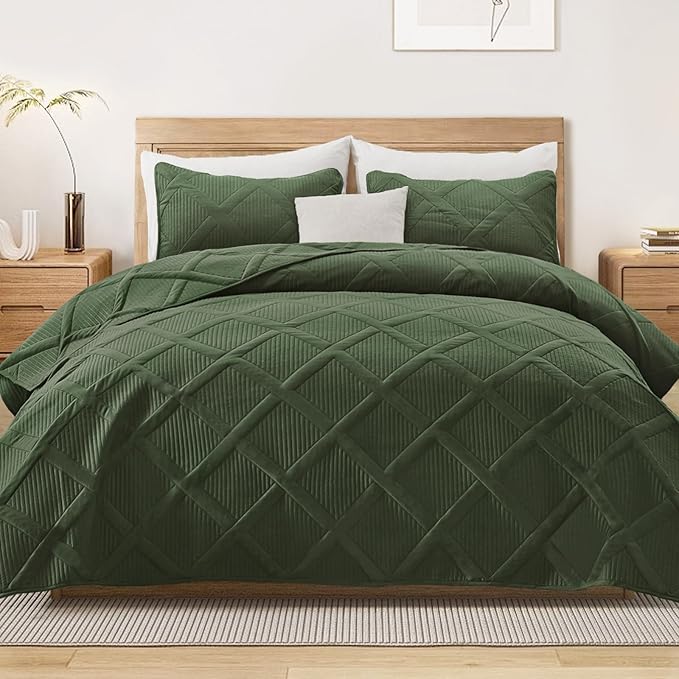 Exclusivo Mezcla Quilts Queen Size - Olive Green Quilt Set Bedspread with 2 Pillow Shams, Modern Bedding Set with Striped Pattern, Soft Lightweight Bedspreads Queen Size for All Seasons