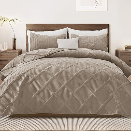 Exclusivo Mezcla Full Queen Size Quilt Set with Modern Striped Pattern, 3 Pieces Summer Lightweight Taupe Quilts Bedding Set, Soft Bedspreads Coverlets for All Seasons